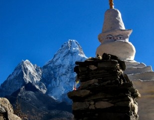 Trek Tyangboche / Dingboche (4410 m.) approx. 5 hrs walk.