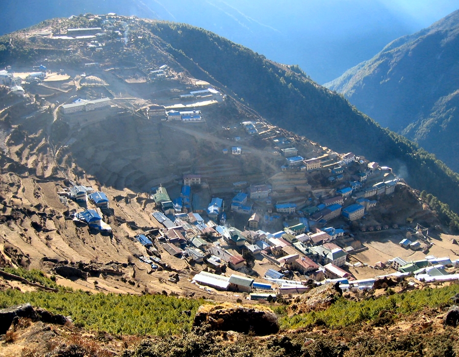 Trek Phakding / Namche Bazaar (3440 m.) approx 5 hrs walk.